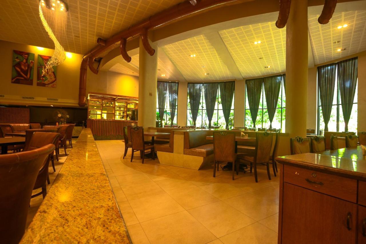 Hotel Neelam The Glitz à Calangute Extérieur photo