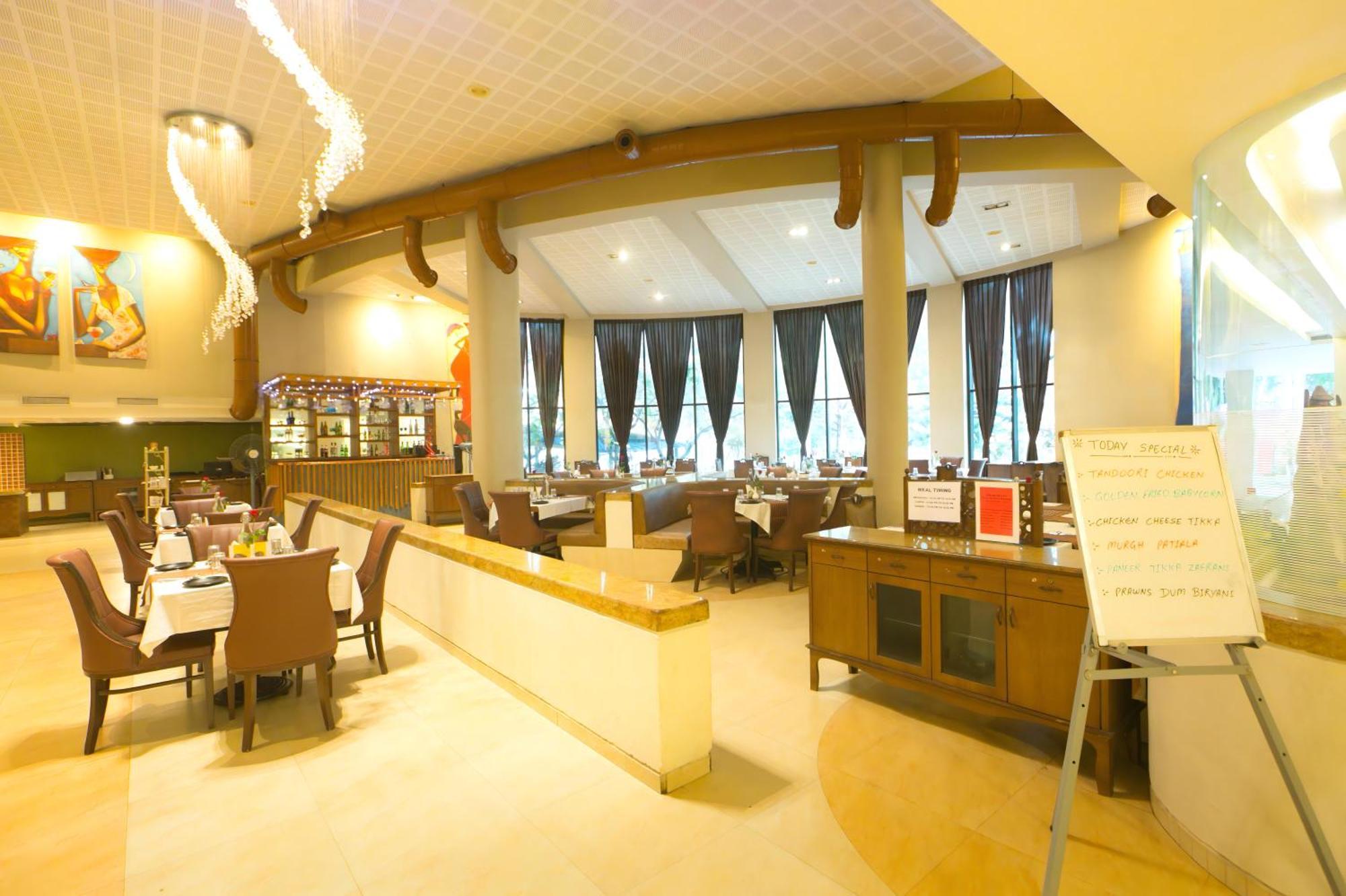 Hotel Neelam The Glitz à Calangute Extérieur photo